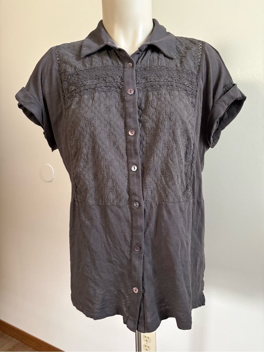 Lucky Brand Muted Gray Lace Inset Embroidered Short Sleeve Shirt Size S/P